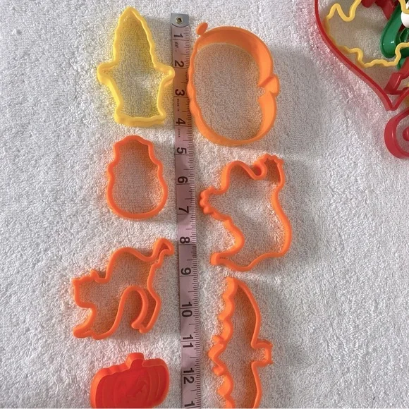 5/$35 Colorful Cookie Cutter Lot 23pcs - Picture 3 of 6